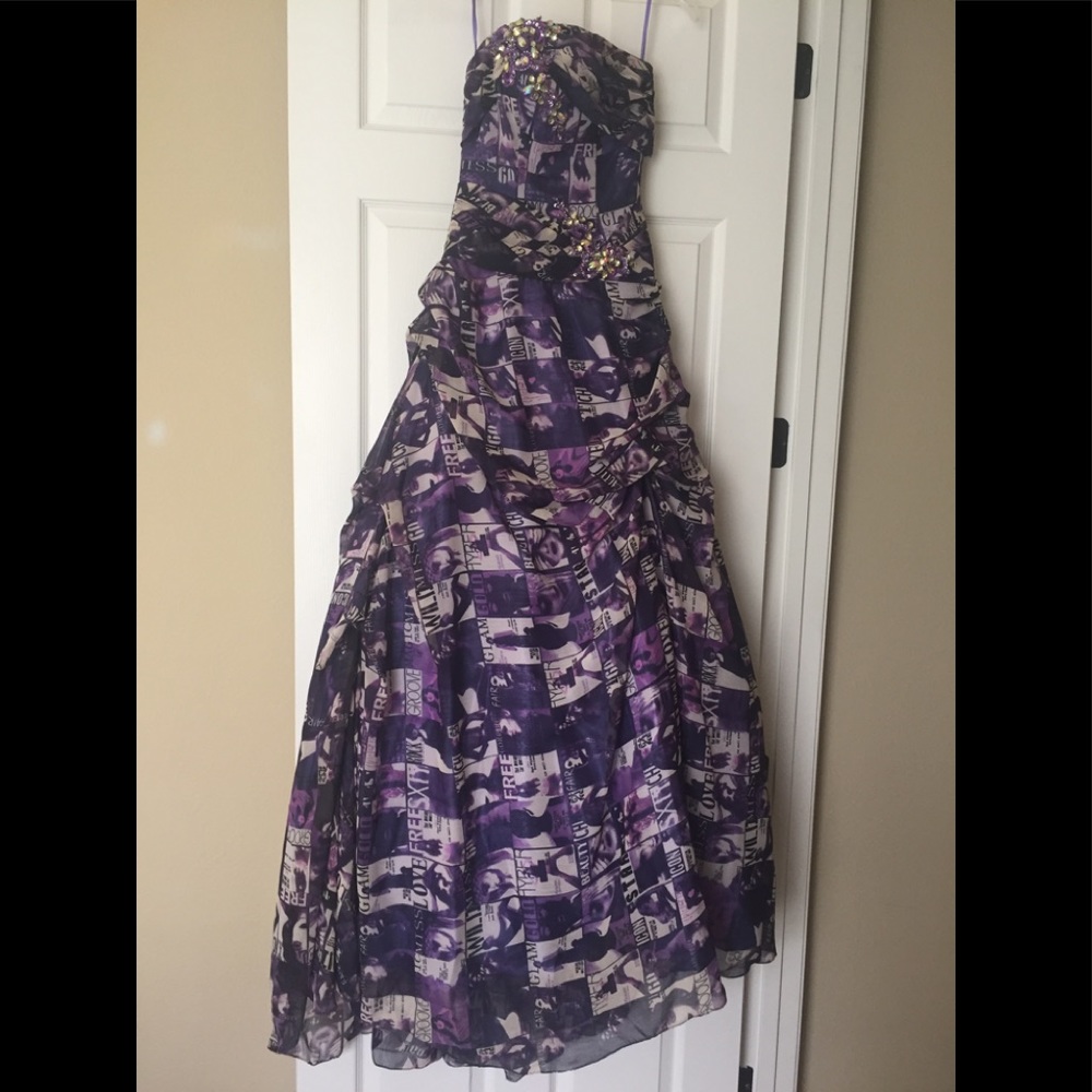 Final Price Small Privada Collection Magazine Print Gown